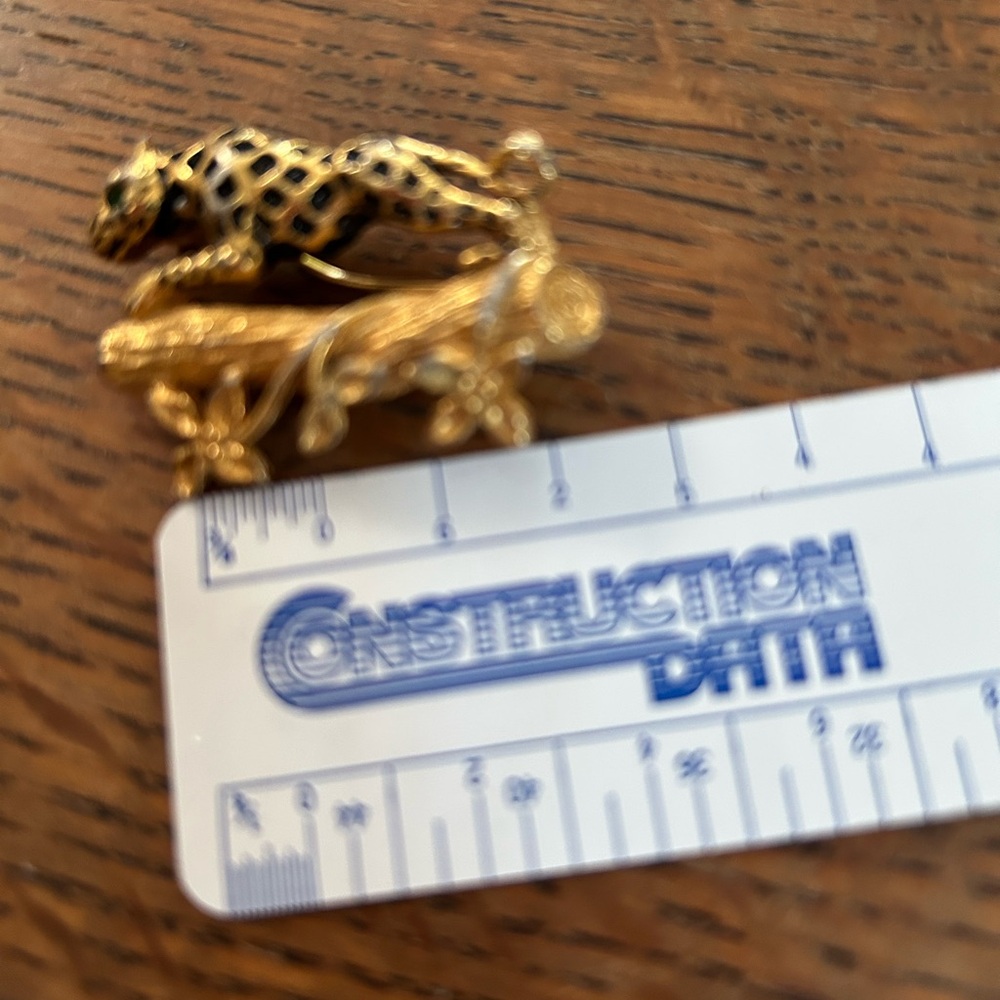Vintage Florenza Leopard on a Gold Log Brooch. - Picture 3 of 4